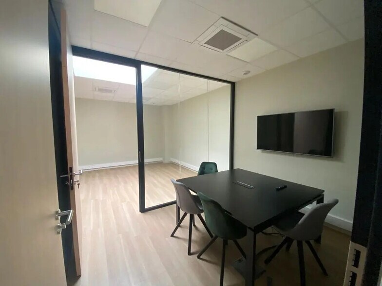 Office in Villeurbanne for lease - Interior Photo - Image 3 of 5
