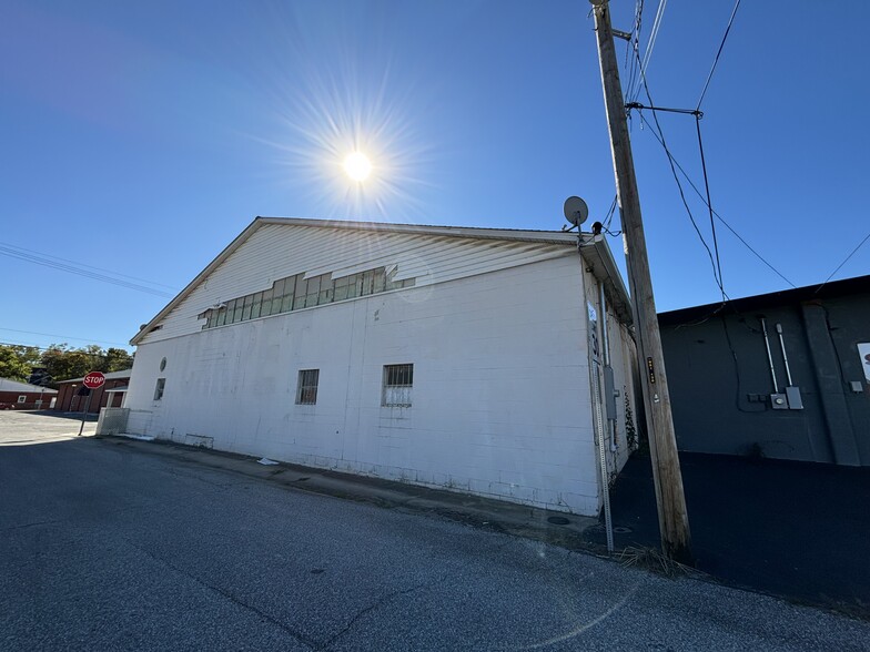 301 W Mulberry St, Salem, IN à vendre - Photo du bâtiment - Image 2 de 8