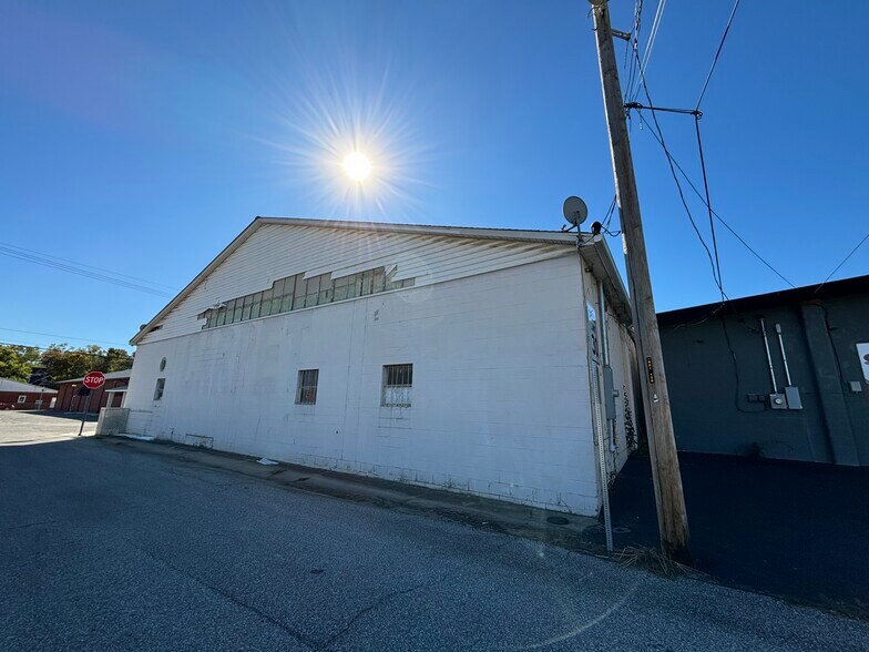 301 W Mulberry St, Salem, IN à vendre - Photo du bâtiment - Image 2 de 8