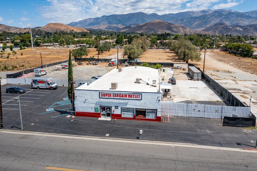 Turnkey Low Overhead MultiProfit Centers portefeuille de 2 propriétés à vendre sur LoopNet.ca - Photo du bâtiment - Image 2 de 43