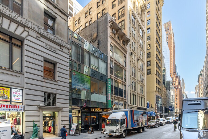 21 W 45th St, New York, NY à vendre - Photo du bâtiment - Image 2 de 9