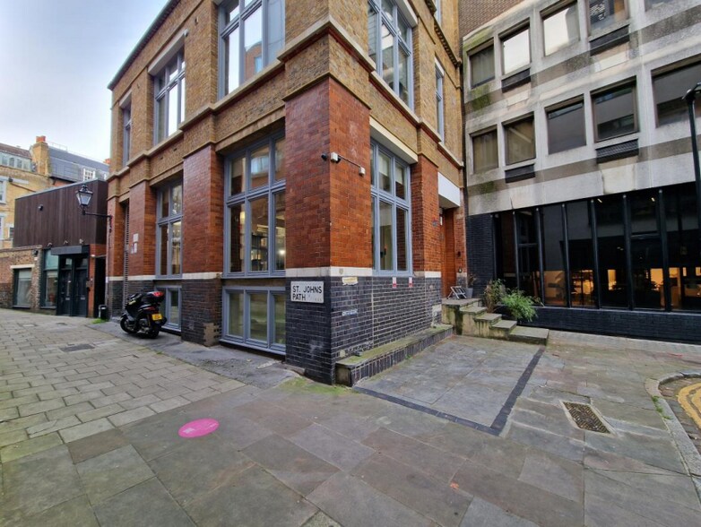 6-8 St John's Sq, Londres à louer - Photo du bâtiment - Image 2 de 3