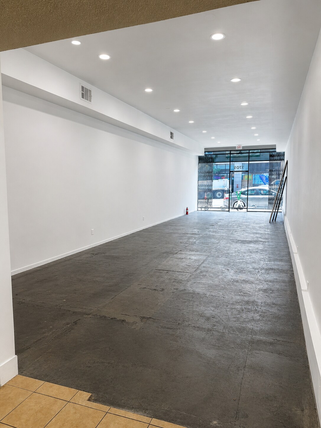 3701 W 3rd St, Los Angeles, CA for lease Interior Photo- Image 1 of 4