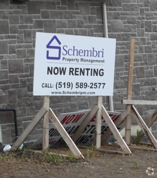 1915 N Simcoe St, Oshawa, ON à vendre - Photo du bâtiment - Image 3 de 4