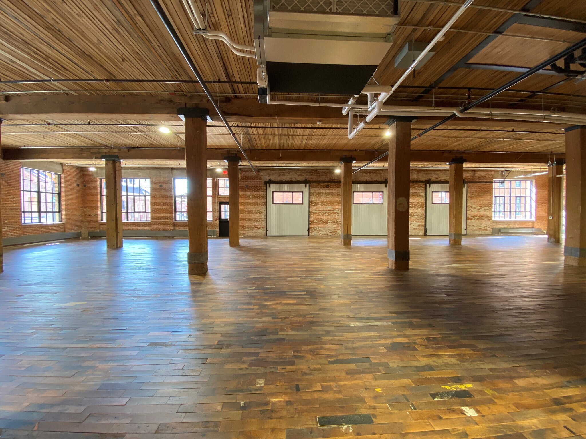 1000 Jackson St, Dubuque, IA for lease Interior Photo- Image 1 of 5