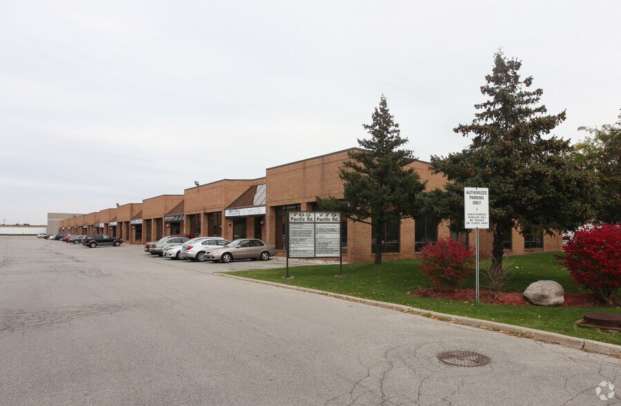 775 Pacific Rd, Oakville, ON à vendre - Photo du bâtiment - Image 3 de 5