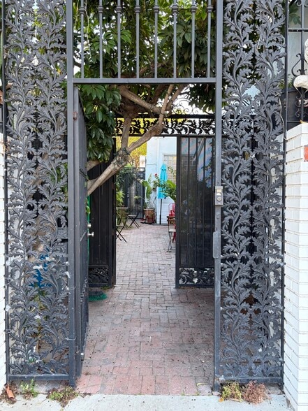 11128 Ventura Blvd, Studio City, CA à louer - Photo du bâtiment - Image 1 de 10