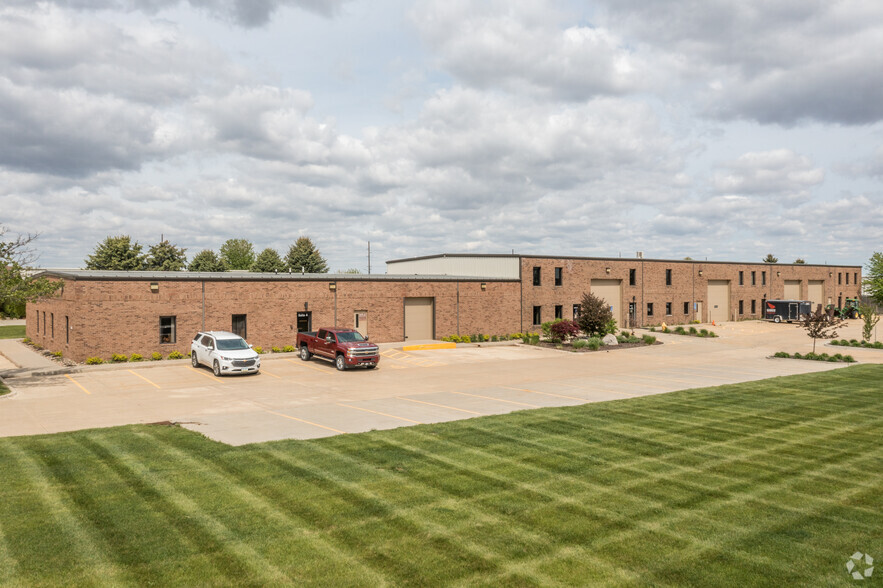 1125 SE Westbrooke Dr, Waukee, IA for lease - Primary Photo - Image 1 of 11