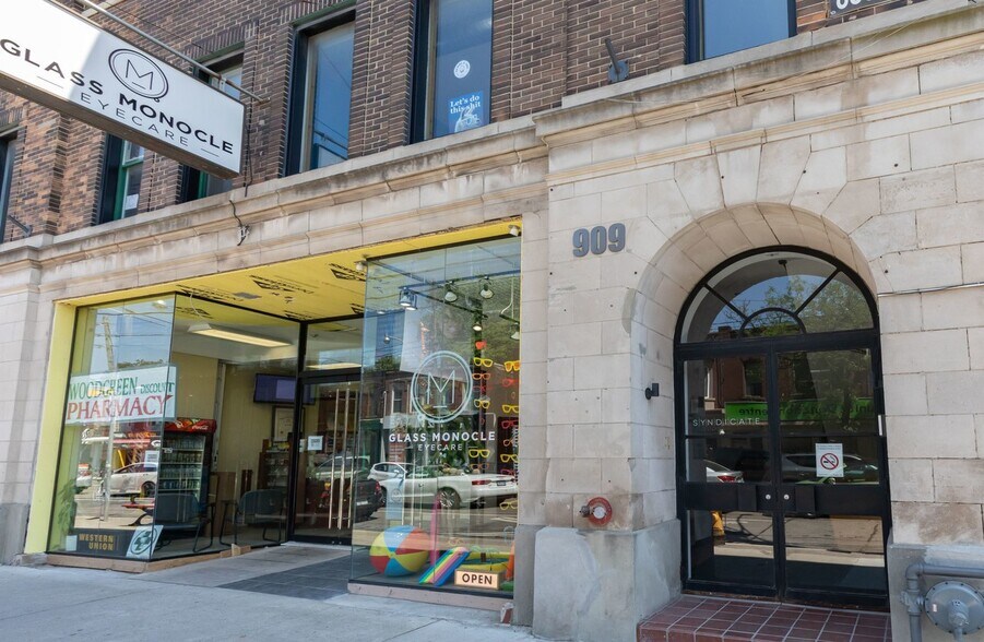 909-911 Queen St E, Toronto, ON à louer - Photo du bâtiment - Image 2 de 4