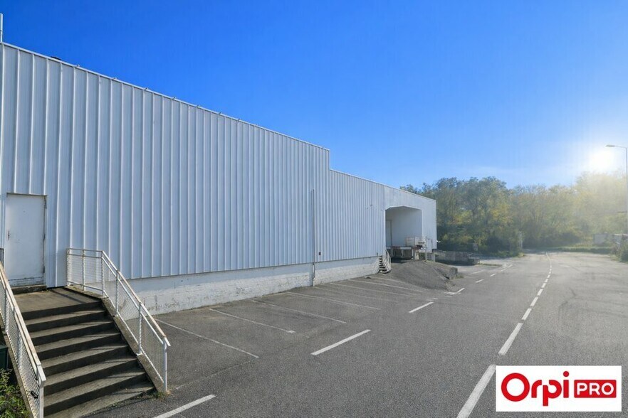 Commerce de détail dans Ruy-Montceau à vendre - Photo du bâtiment - Image 3 de 6