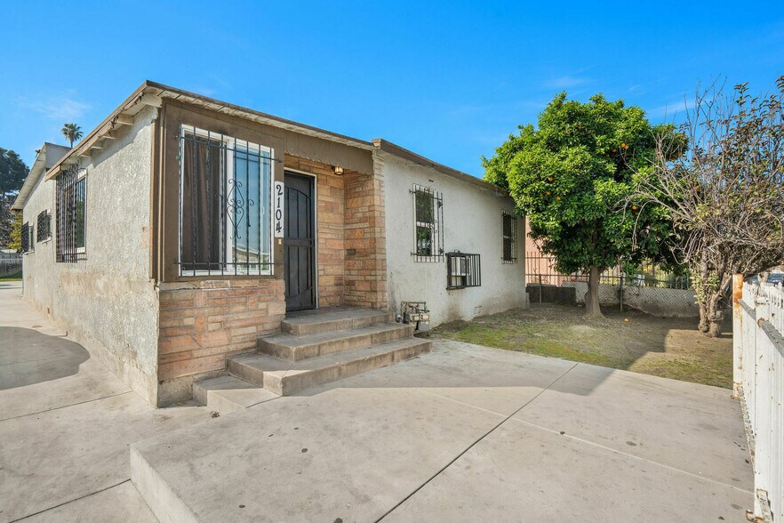 2106 E 113th St, Los Angeles, CA à vendre - Photo du bâtiment - Image 3 de 11