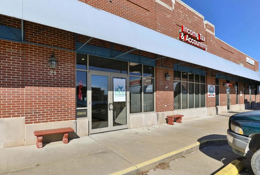 21 Public Sq, Stockton, MO à vendre - Photo du bâtiment - Image 3 de 11