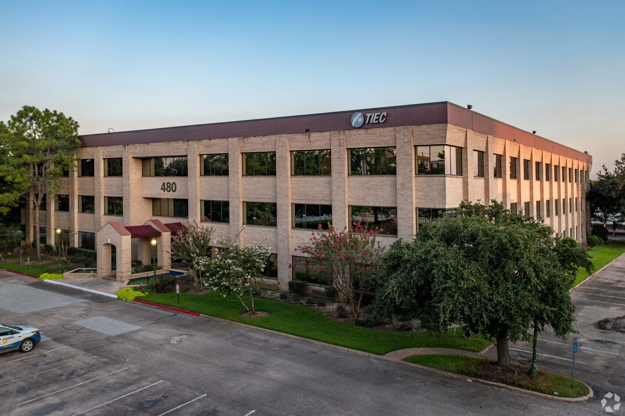 480 N Sam Houston Pky E, Houston, TX à louer Photo du bâtiment- Image 1 de 13