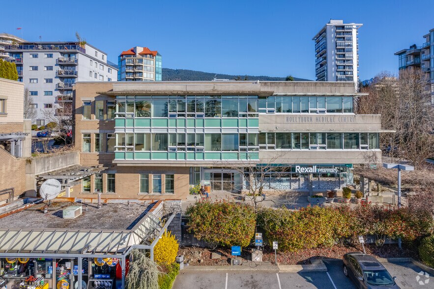 575 16th St, West Vancouver, BC à vendre - Photo du bâtiment - Image 2 de 6