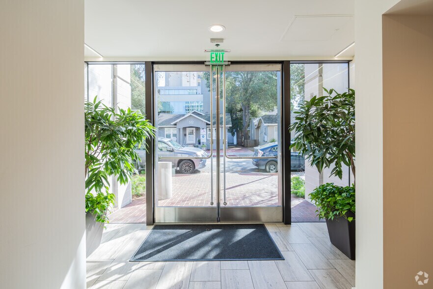 505 Hamilton Ave, Palo Alto, CA à louer - Hall d’entrée - Image 2 de 11