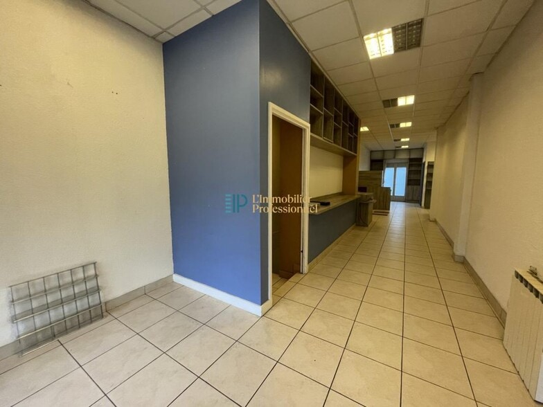 Retail in Lorient for sale - Interior Photo - Image 1 of 10