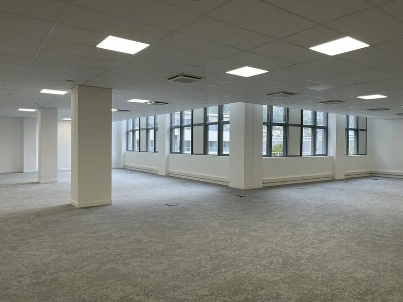 Office in Marseille for lease - Building Photo - Image 3 of 6