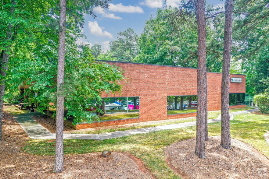 5727 Westpark Dr, Charlotte, NC à louer - Photo du bâtiment - Image 2 de 9