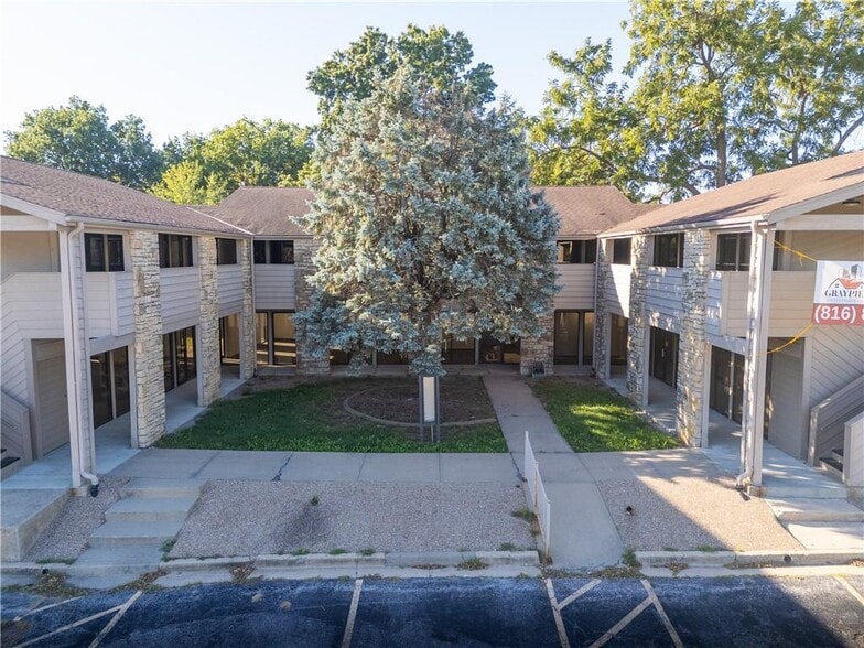 4216 S Hocker Dr, Independence, MO for sale - Building Photo - Image 2 of 7