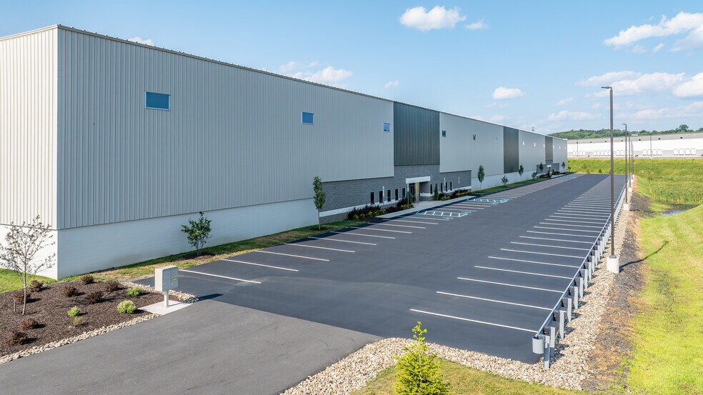 144-154 Commonwealth Dr, Jenkins, PA à louer - Photo du bâtiment - Image 2 de 5