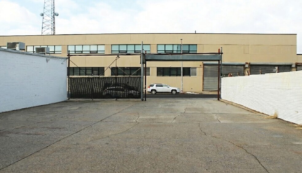 4855-4865 36th St, Long Island City, NY à louer - Photo du bâtiment - Image 3 de 8