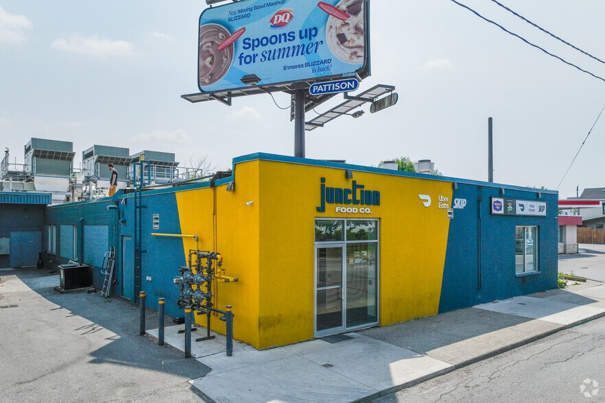 545 Keele St, Toronto, ON for lease - Building Photo - Image 2 of 21