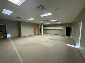 9797-10161 E Admiral Pl, Tulsa, OK à louer Photo du bâtiment- Image 2 de 5