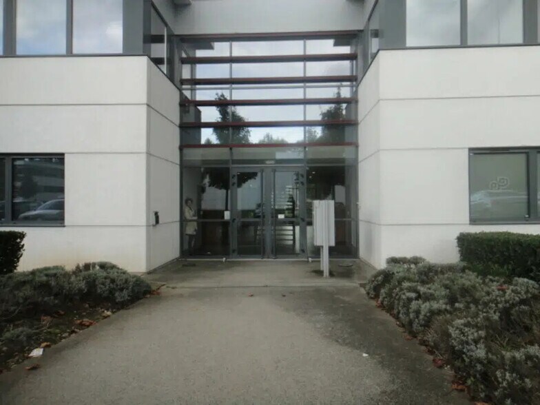 Office in Limonest for lease - Building Photo - Image 1 of 8