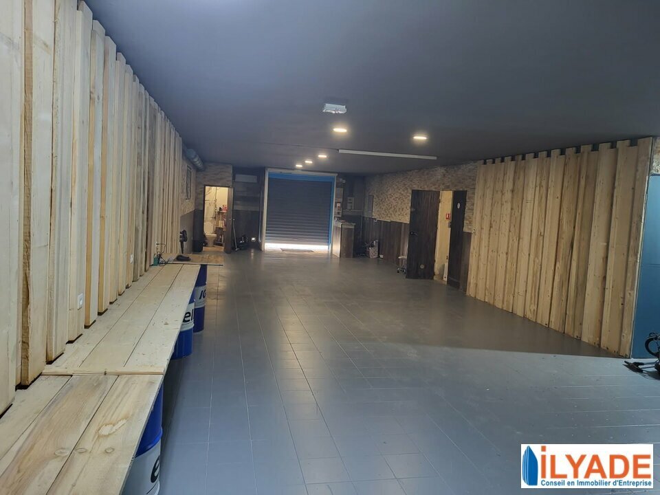 Retail in Trets for lease Interior Photo- Image 1 of 3