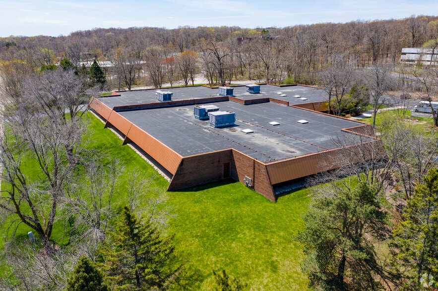333 Bishops Way, Brookfield, WI à louer - Aérien - Image 3 de 6