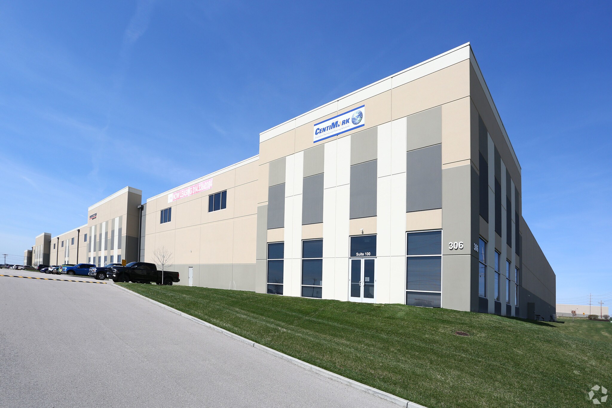306 Hazelwood Logistics Center Dr, Hazelwood, MO for lease Primary Photo- Image 1 of 5