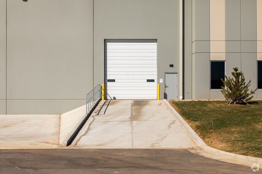 21001 E 13th Ave, Aurora, CO à louer - Photo du bâtiment - Image 2 de 6