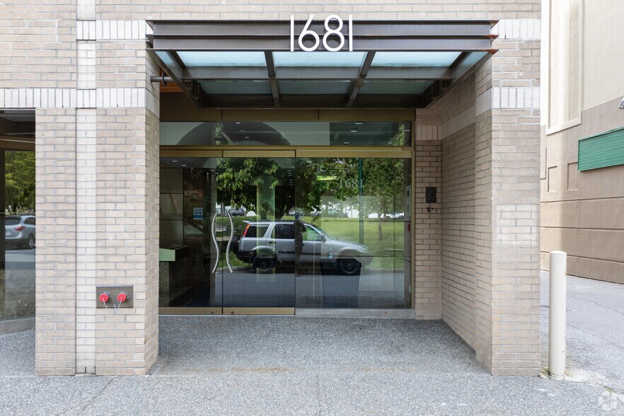 1681 Chestnut St, Vancouver, BC à louer - Photo du bâtiment - Image 2 de 7