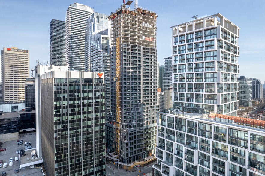 2161 Yonge St, Toronto, ON à vendre - Photo du bâtiment - Image 2 de 7