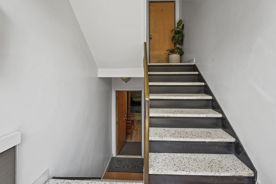 6961 - 6965 Av Wiseman, Montréal, QC à vendre - Photo intérieure - Image 2 de 4