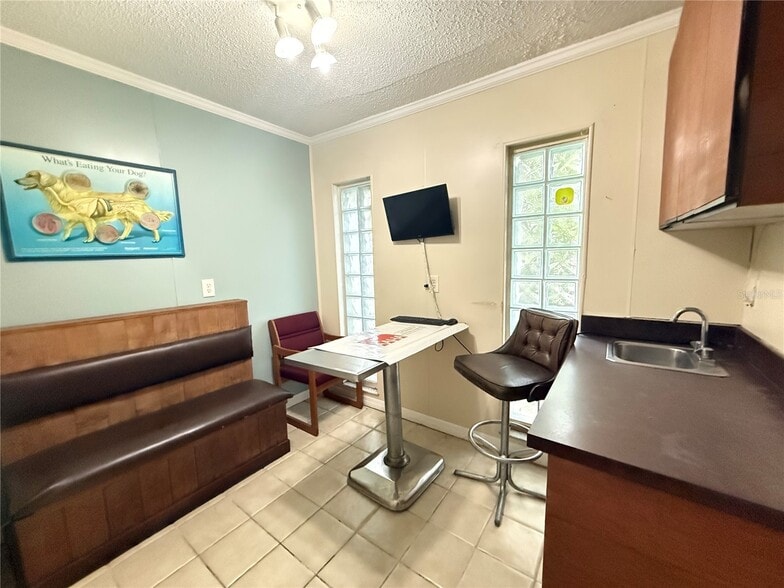 1631 W Bay Dr, Largo, FL for lease - Building Photo - Image 3 of 7