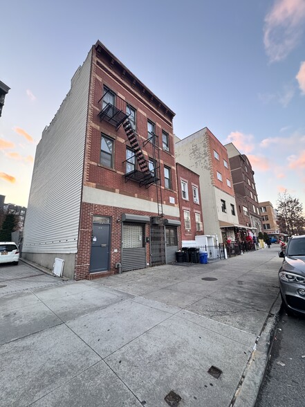 2716 Hoyt Ave S, Astoria, NY for lease - Primary Photo - Image 1 of 2