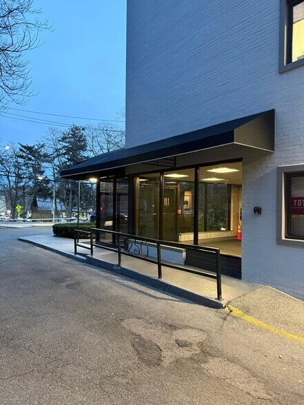 250 E Hartsdale Ave, Hartsdale, NY à louer - Photo du bâtiment - Image 2 de 3