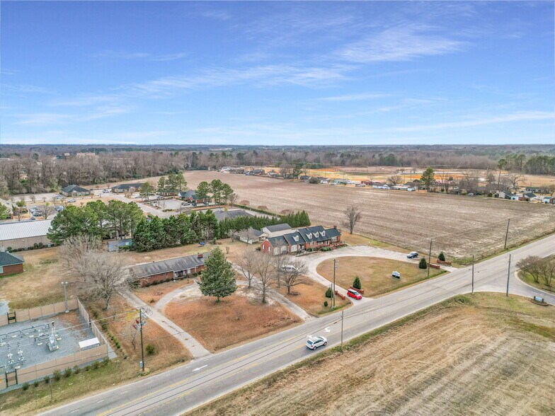 1105 Erwin Rd, Dunn, NC à vendre - Photo du bâtiment - Image 2 de 20