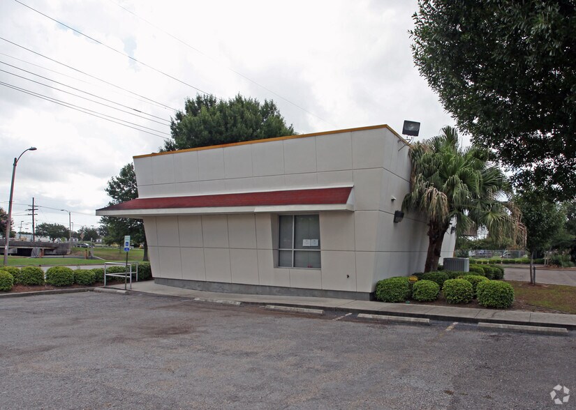 3875 Gen De Gaulle Dr, New Orleans, LA à louer - Photo du bâtiment - Image 2 de 2