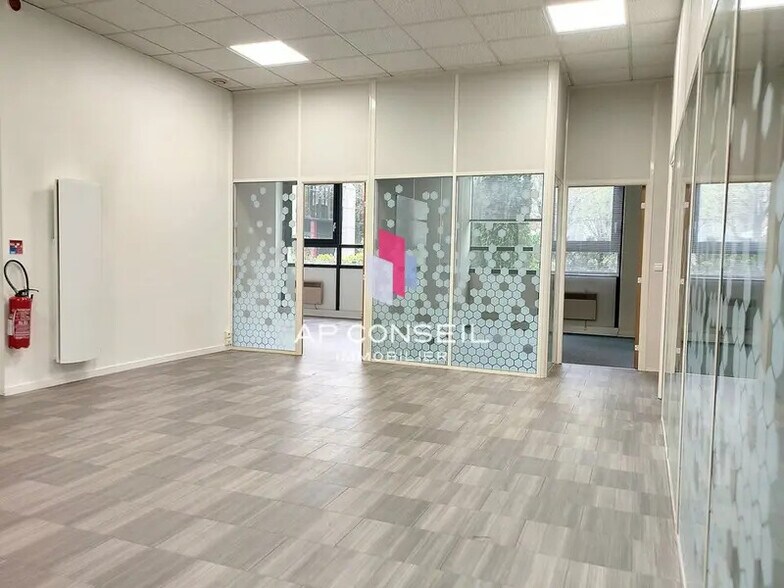Office in Guyancourt for lease - Interior Photo - Image 1 of 4