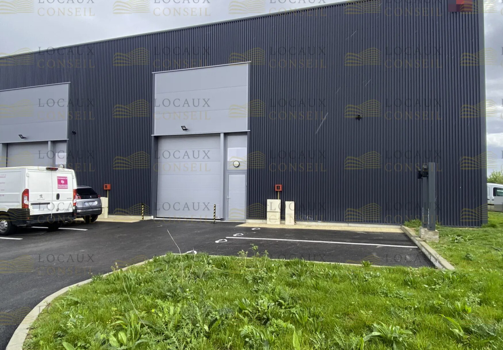 Industrial in Frépillon for lease Primary Photo- Image 1 of 3