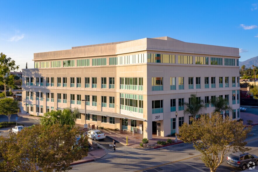207 S Santa Anita Ave, San Gabriel, CA à louer - Photo du bâtiment - Image 1 de 7