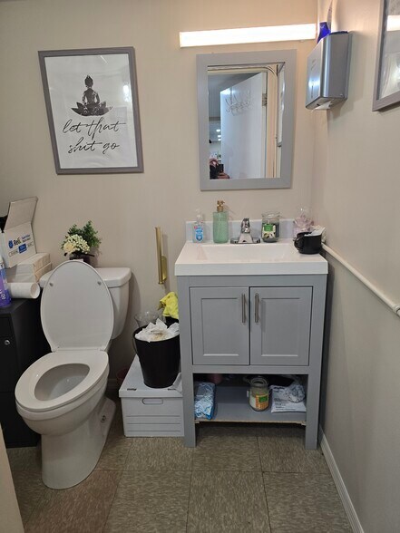 5901 Fresh Meadow Ln, Fresh Meadows, NY à louer - Photo du bâtiment - Image 2 de 6