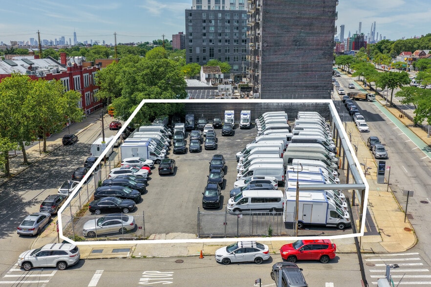 7050 Queens Blvd, Woodside, NY à vendre - Aérien - Image 1 de 3