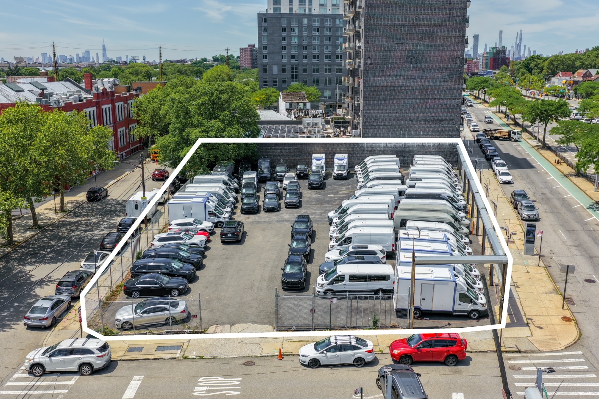7050 Queens Blvd, Woodside, NY à vendre Aérien- Image 1 de 4