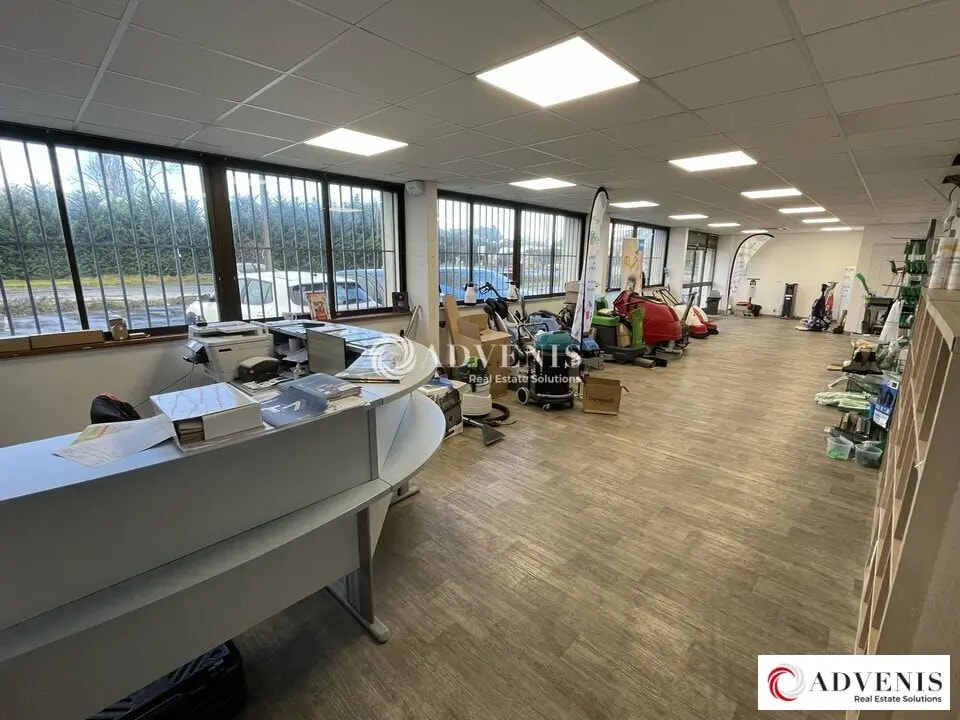 Flex in Pessac for lease Interior Photo- Image 1 of 7