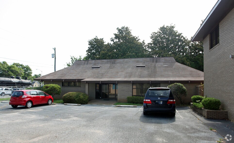 East Hill Academy portefeuille de 3 propriétés à vendre sur LoopNet.ca - Photo principale - Image 1 de 1