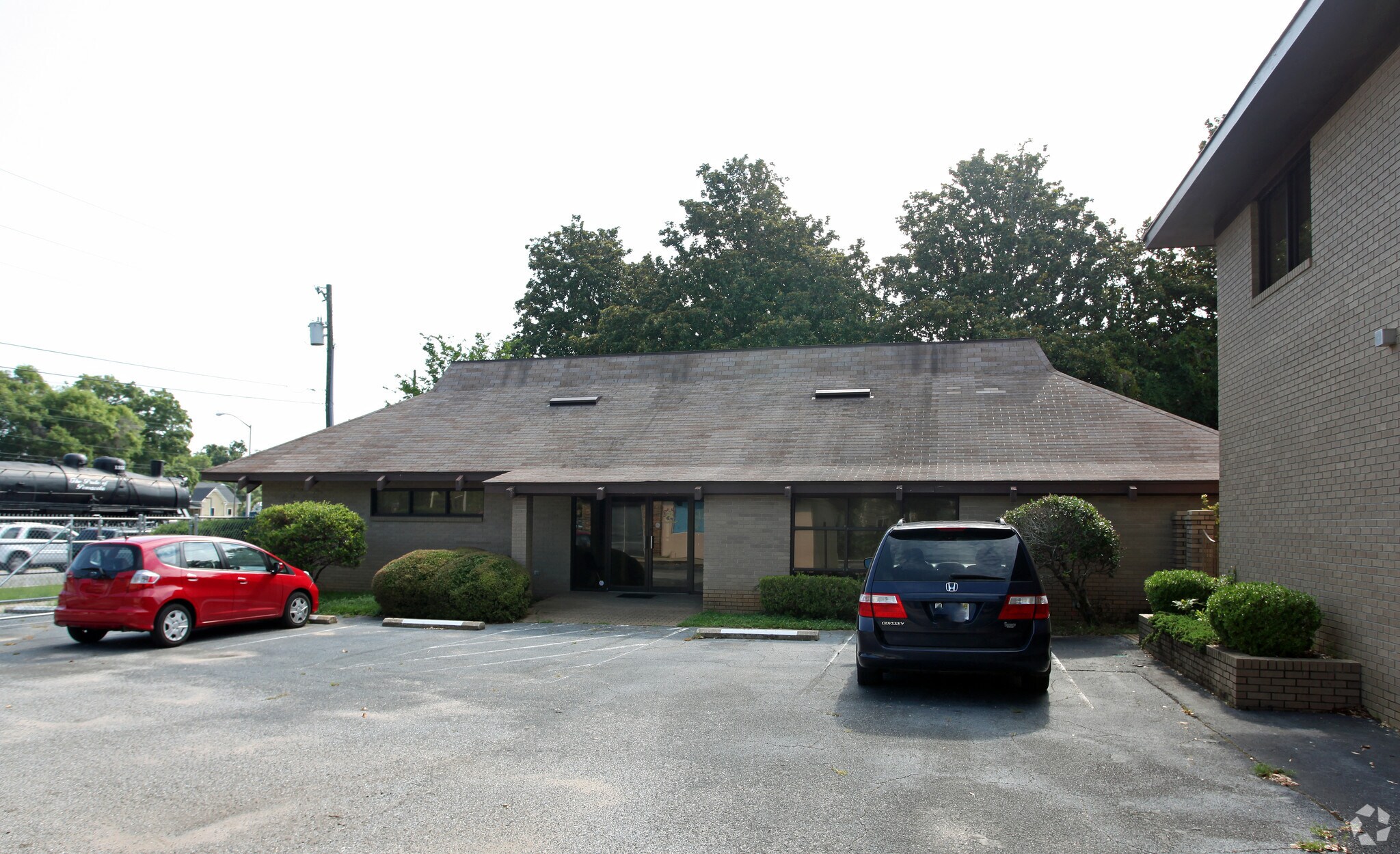 East Hill Academy portefeuille de 3 propriétés à vendre sur LoopNet.ca Photo principale- Image 1 de 2