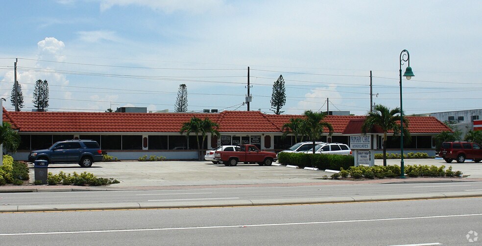 515-523 Cape Coral Pky E, Cape Coral, FL à vendre - Photo du bâtiment - Image 3 de 6